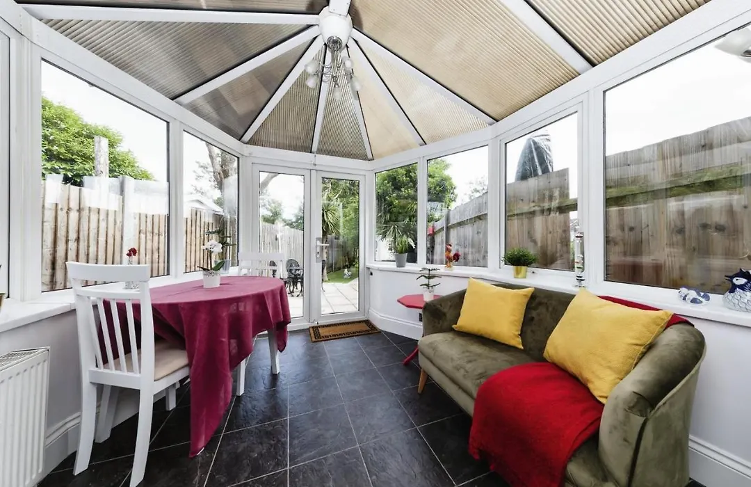 Your Chic 3Br Home Comfort And Style In London-1