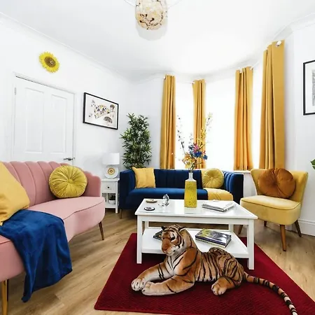 Your Chic 3Br Home Comfort And Style In London-3