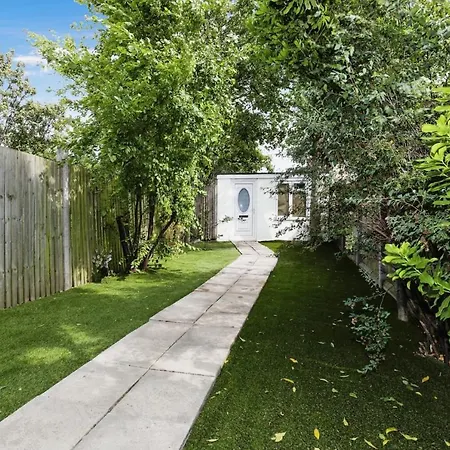 Your Chic 3Br Home Comfort And Style In London-2